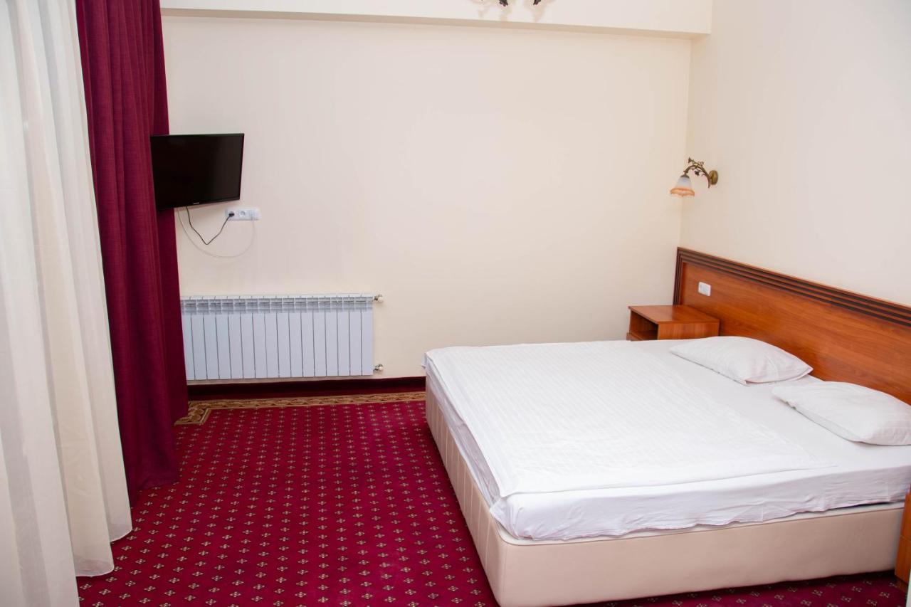 Olympavan Hotel エレバン エクステリア 写真