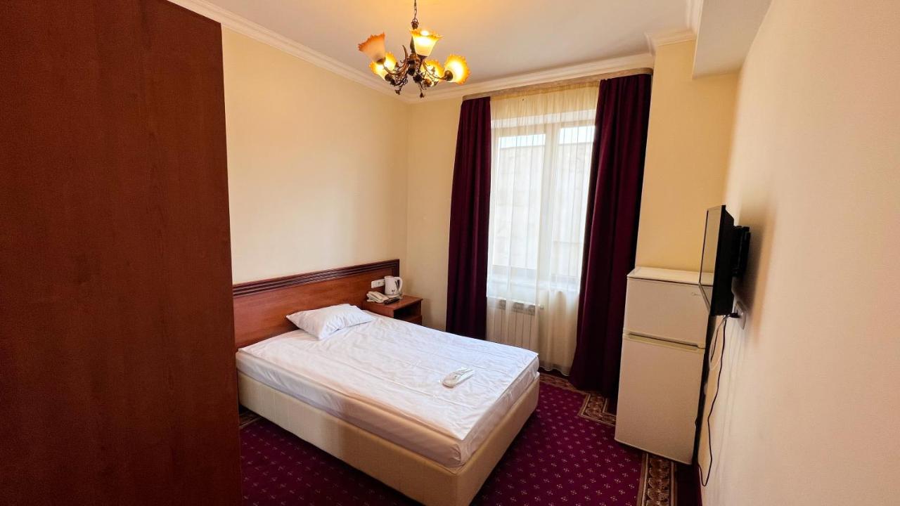 Olympavan Hotel エレバン エクステリア 写真