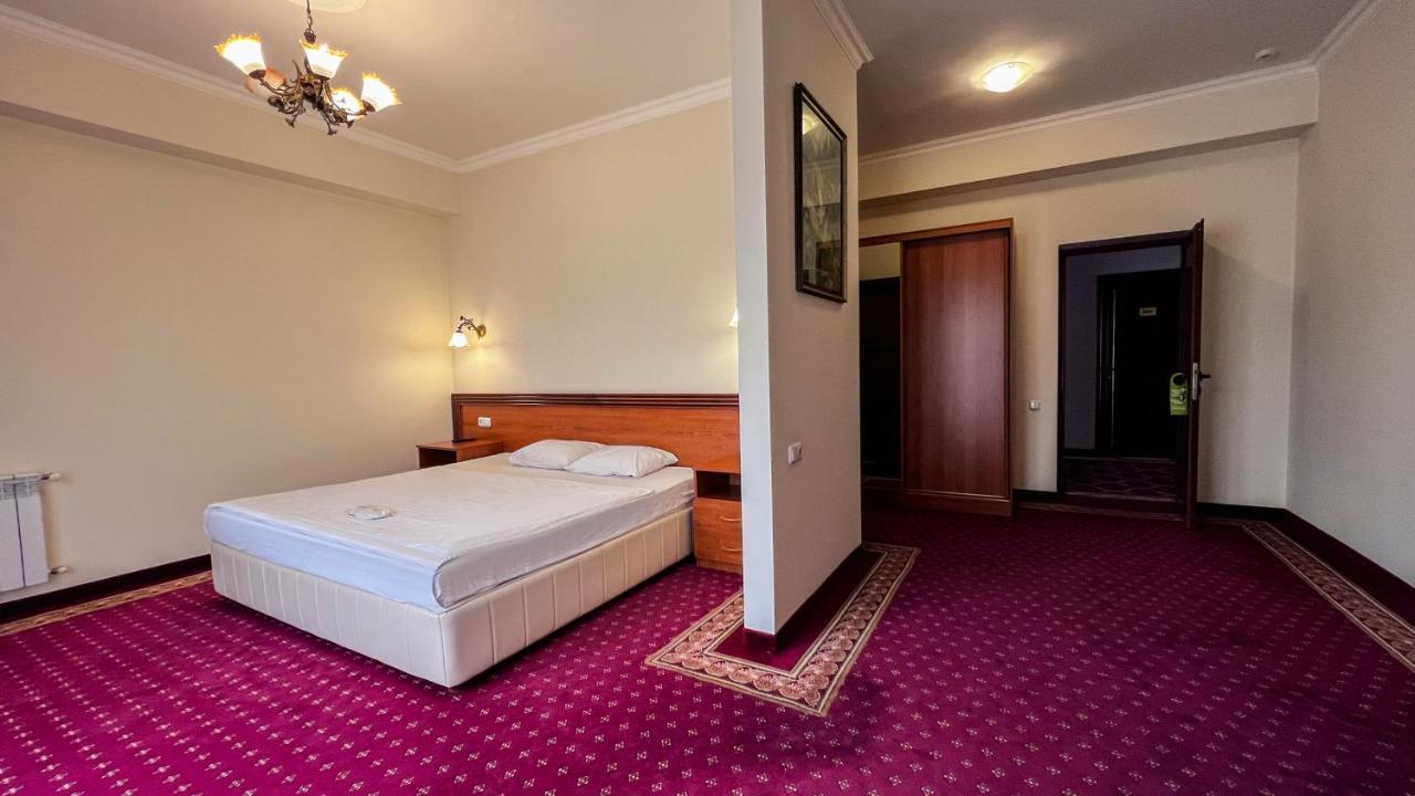 Olympavan Hotel エレバン エクステリア 写真