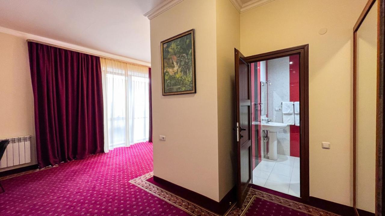 Olympavan Hotel エレバン エクステリア 写真