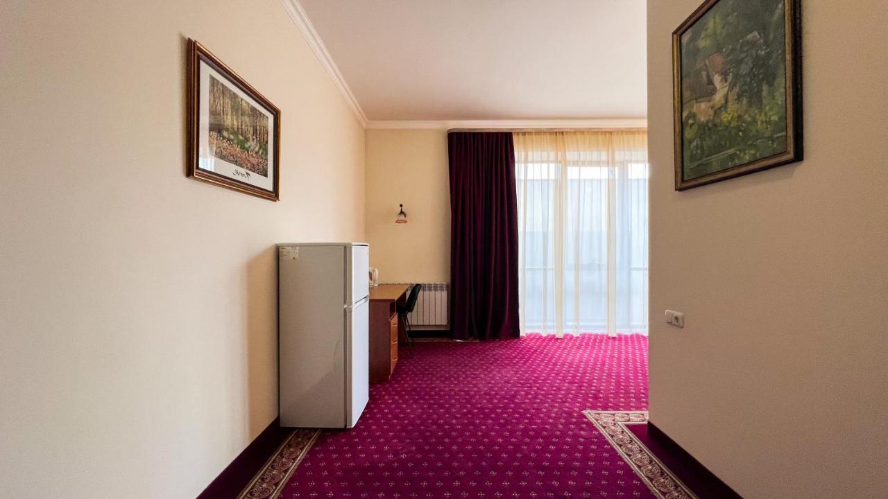 Olympavan Hotel エレバン エクステリア 写真