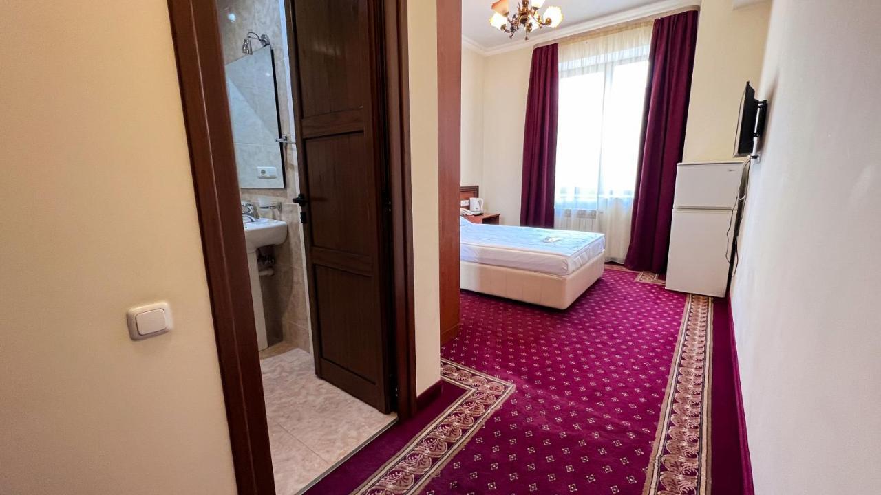 Olympavan Hotel エレバン エクステリア 写真