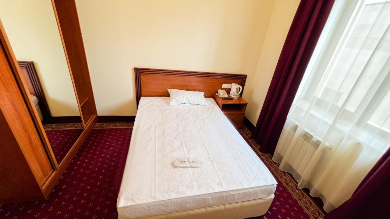 Olympavan Hotel エレバン エクステリア 写真