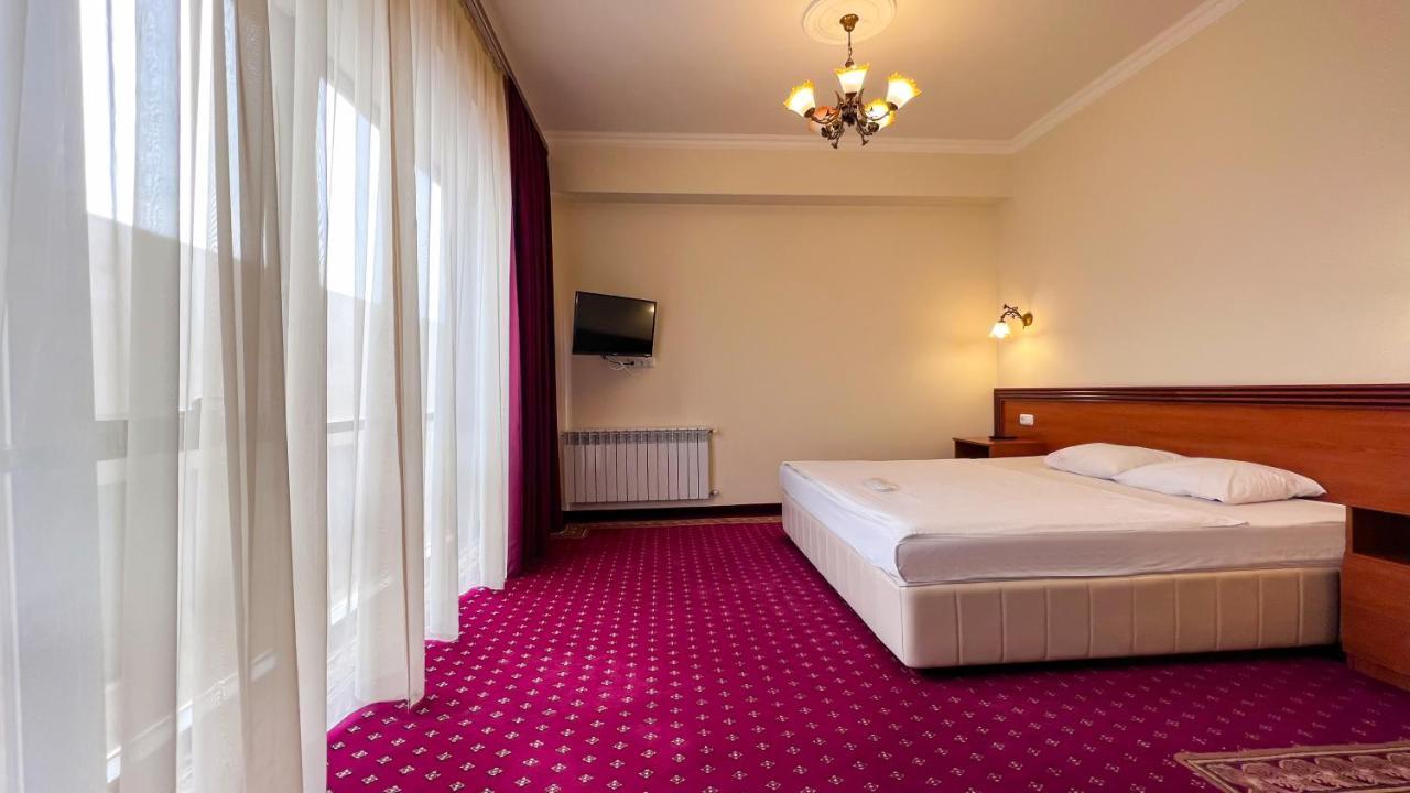 Olympavan Hotel エレバン エクステリア 写真