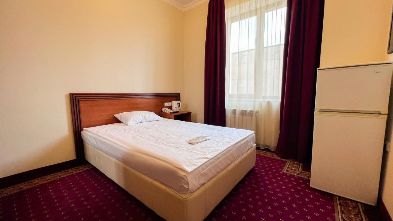Olympavan Hotel エレバン エクステリア 写真